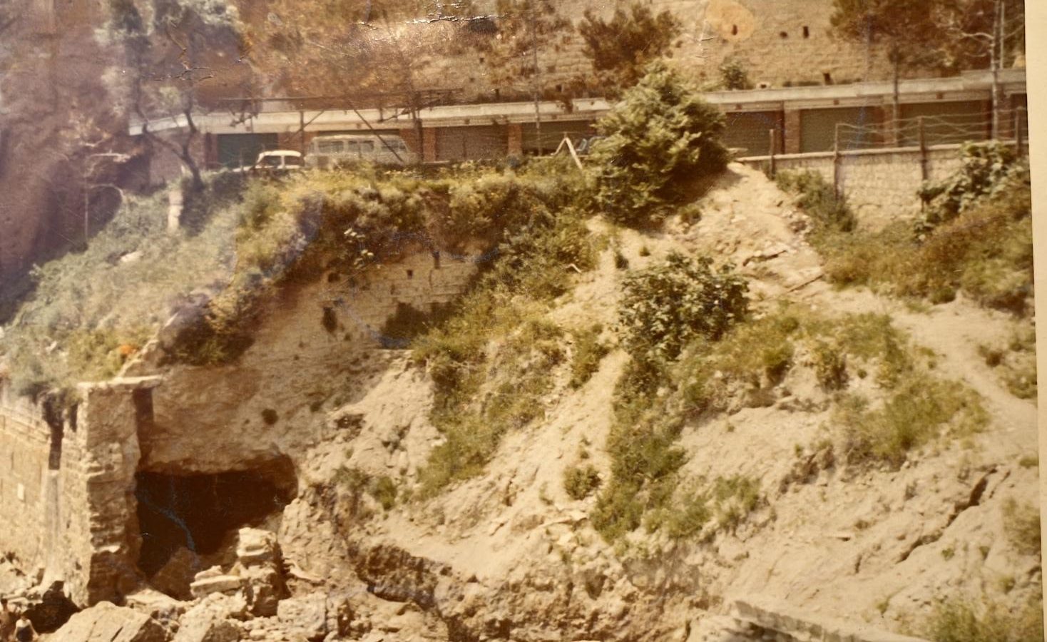 Il costone con la grotta
