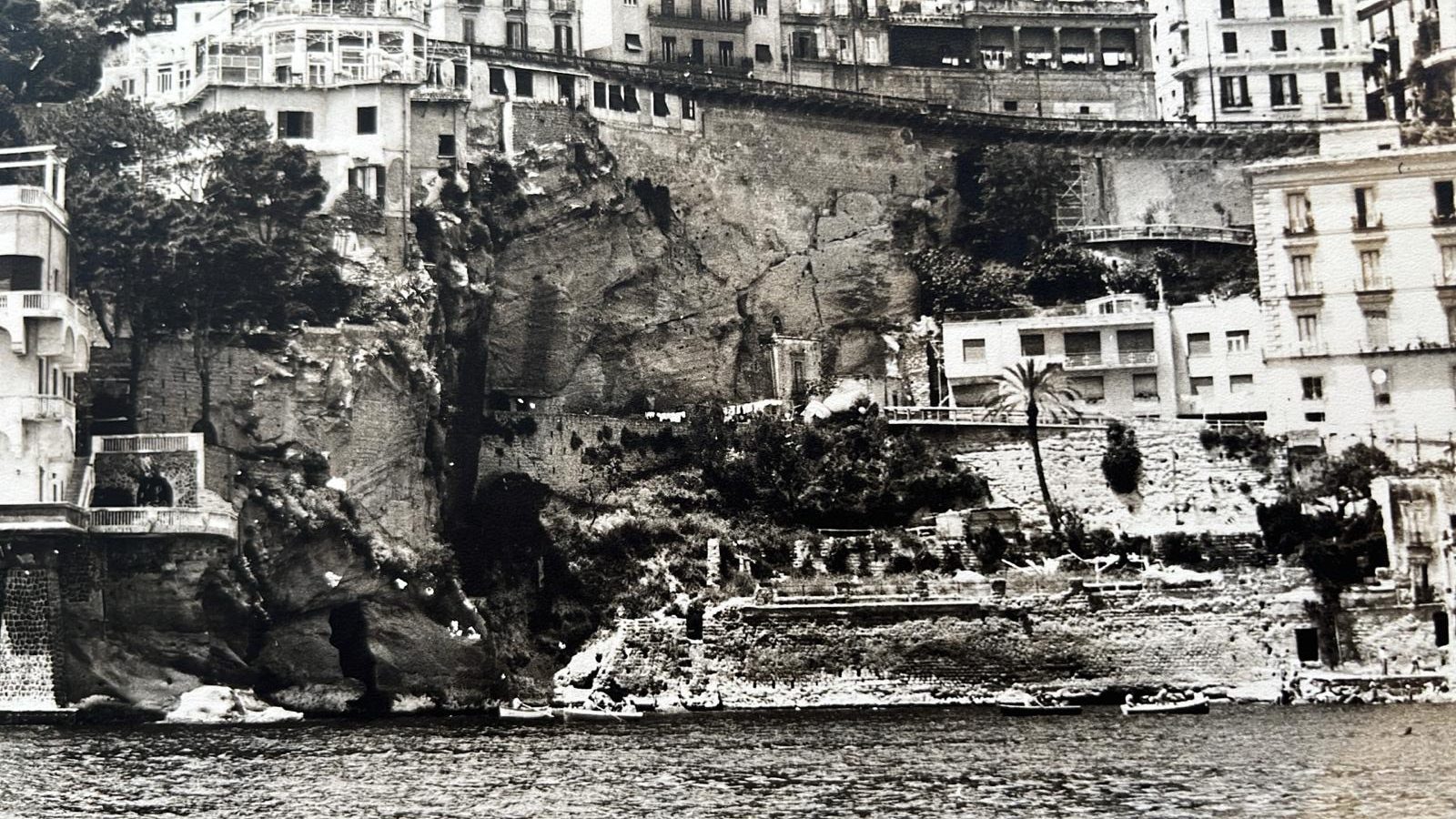 Il costone tufaceo dal mare