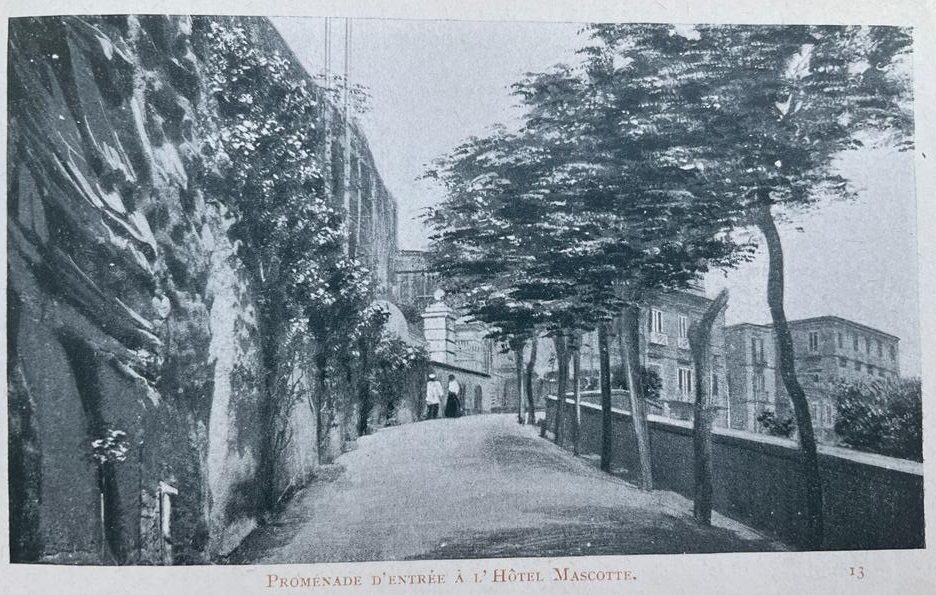 Promenade d'entrée à l'Hôtel Mascotte
