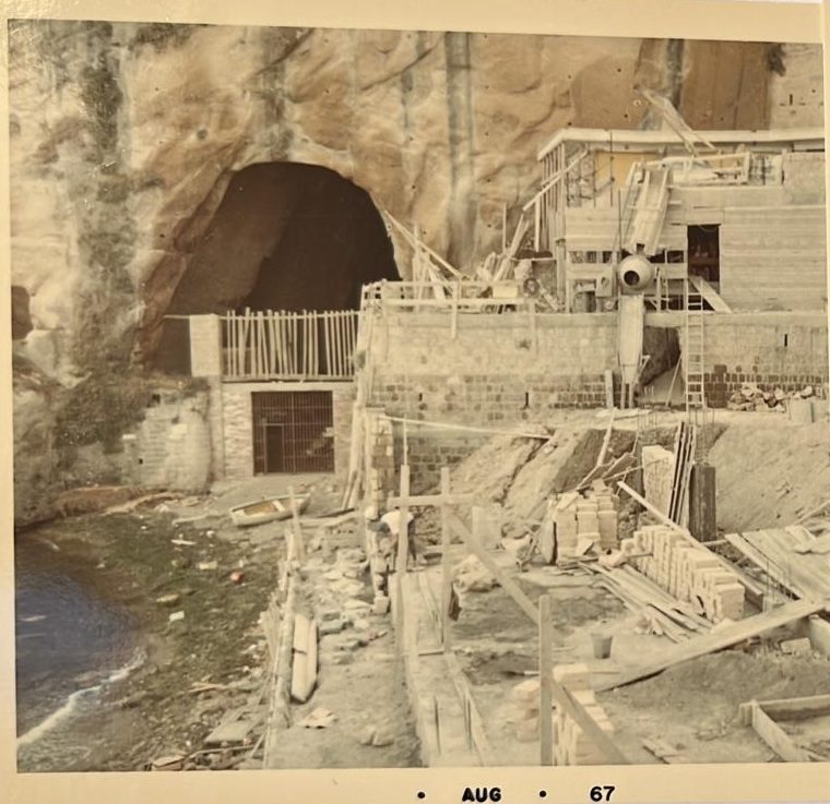 La grotta e il cantiere